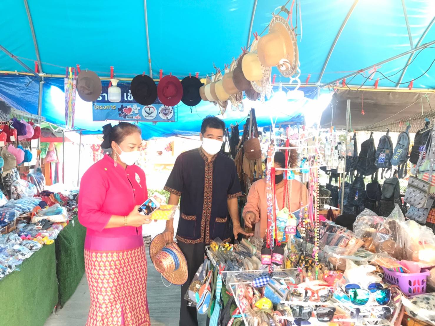 ? พช.นครนายก สำรวจติดตามการจำหน่ายสินค้าผลิตภัณฑ์ชุมชนช่วงเทศกาลสงกรานต์ ?