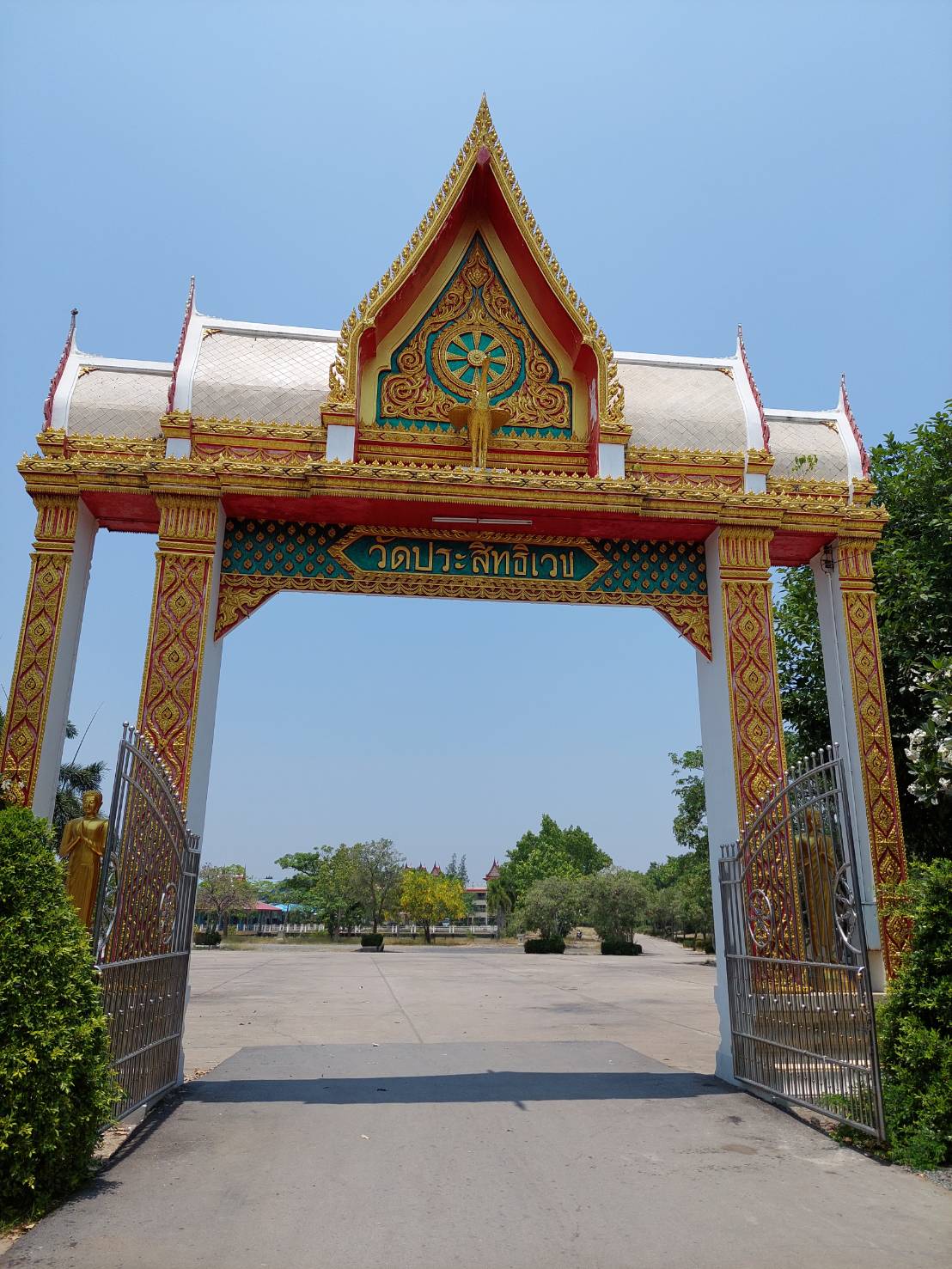 ? พช.นครนายก สำรวจติดตามการจำหน่ายสินค้าผลิตภัณฑ์ชุมชนช่วงเทศกาลสงกรานต์ ตลาดประชารัฐคนไทยยิ้มได้ วัดจุฬาภรณ์วราราม ?