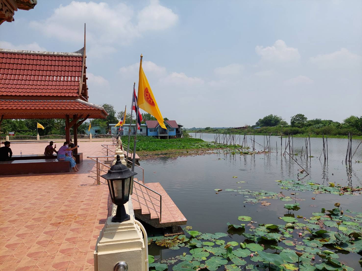 ? พช.นครนายก สำรวจติดตามการจำหน่ายสินค้าผลิตภัณฑ์ชุมชนช่วงเทศกาลสงกรานต์ ตลาดประชารัฐคนไทยยิ้มได้ วัดจุฬาภรณ์วราราม ?