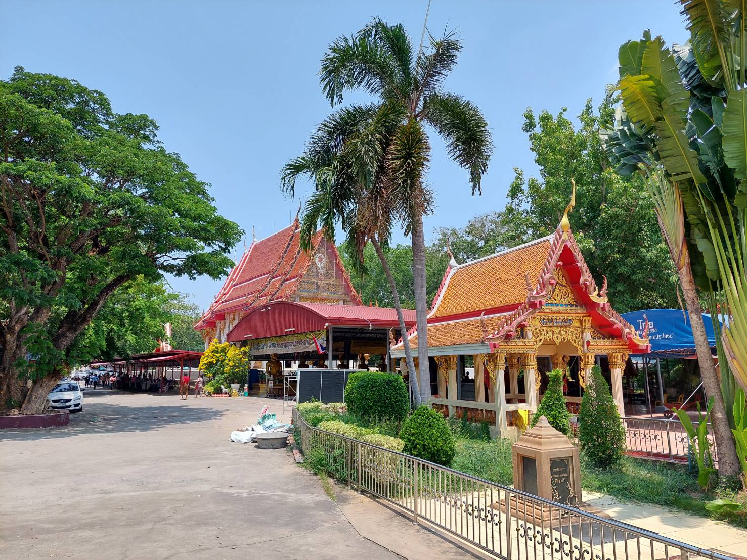 ? พช.นครนายก สำรวจติดตามการจำหน่ายสินค้าผลิตภัณฑ์ชุมชนช่วงเทศกาลสงกรานต์ ตลาดประชารัฐคนไทยยิ้มได้ วัดจุฬาภรณ์วราราม ?