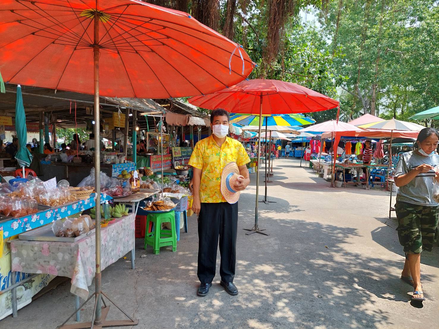 ? พช.นครนายก สำรวจติดตามการจำหน่ายสินค้าผลิตภัณฑ์ชุมชนช่วงเทศกาลสงกรานต์ ตลาดประชารัฐคนไทยยิ้มได้ วัดจุฬาภรณ์วราราม ?