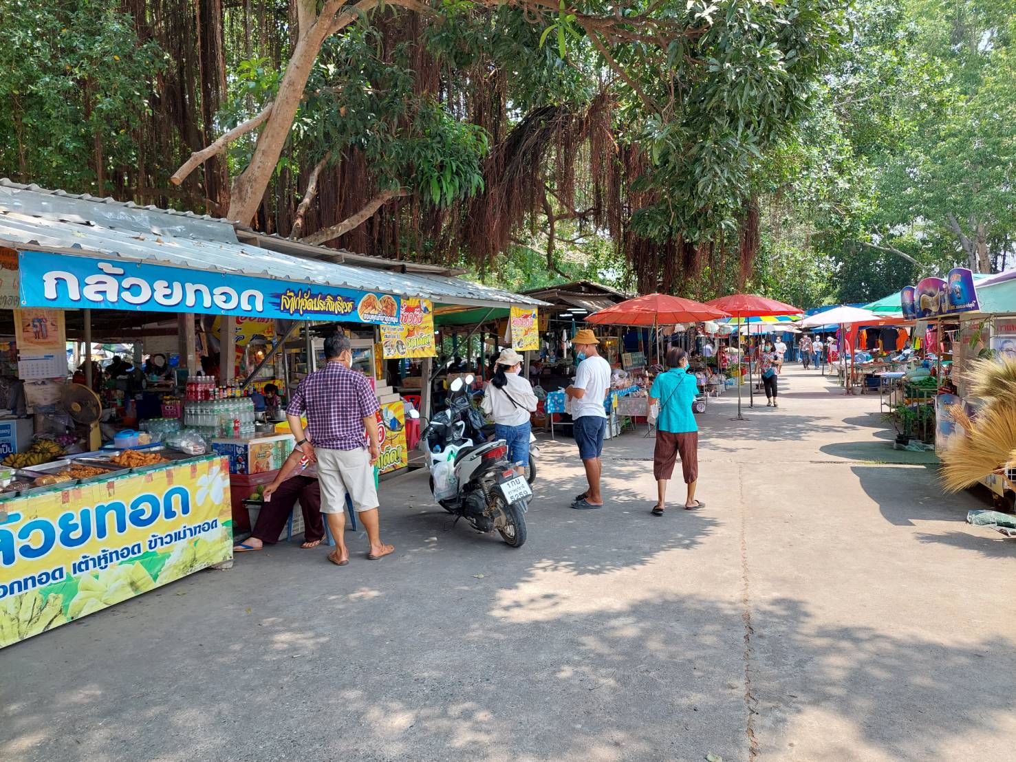 ? พช.นครนายก สำรวจติดตามการจำหน่ายสินค้าผลิตภัณฑ์ชุมชนช่วงเทศกาลสงกรานต์ ตลาดประชารัฐคนไทยยิ้มได้ วัดจุฬาภรณ์วราราม ?