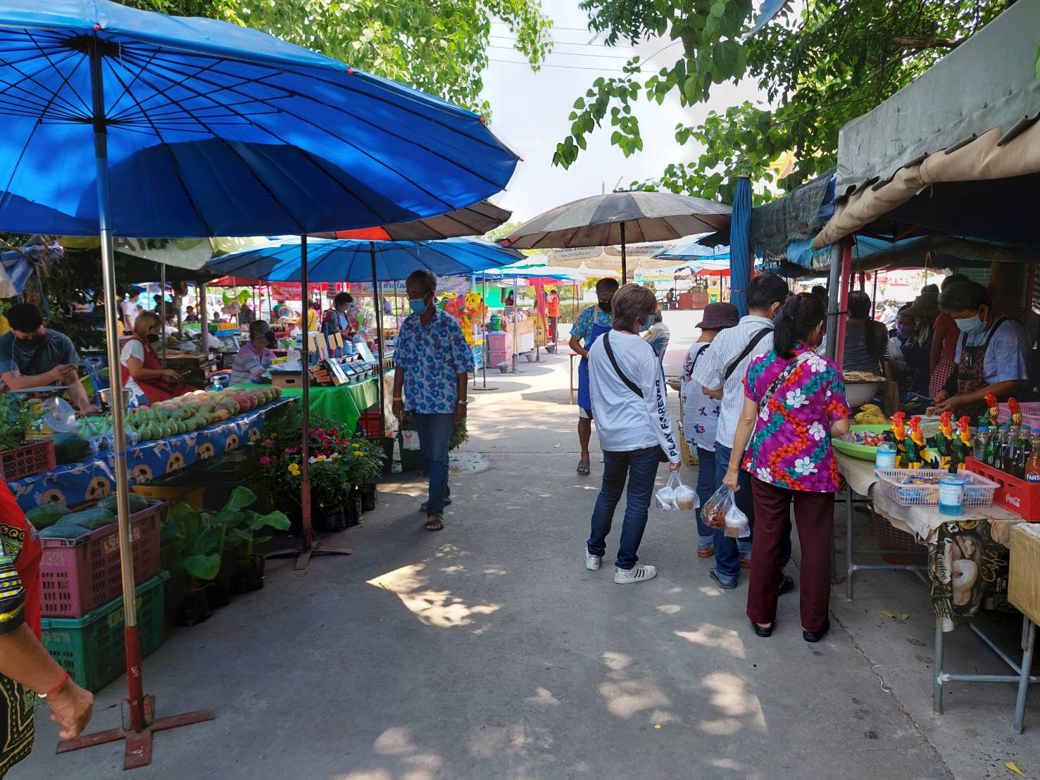 ? พช.นครนายก สำรวจติดตามการจำหน่ายสินค้าผลิตภัณฑ์ชุมชนช่วงเทศกาลสงกรานต์ ตลาดประชารัฐคนไทยยิ้มได้ วัดจุฬาภรณ์วราราม ?