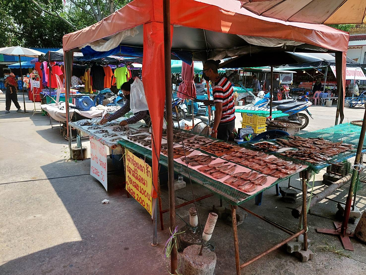 ? พช.นครนายก สำรวจติดตามการจำหน่ายสินค้าผลิตภัณฑ์ชุมชนช่วงเทศกาลสงกรานต์ ตลาดประชารัฐคนไทยยิ้มได้ วัดจุฬาภรณ์วราราม ?