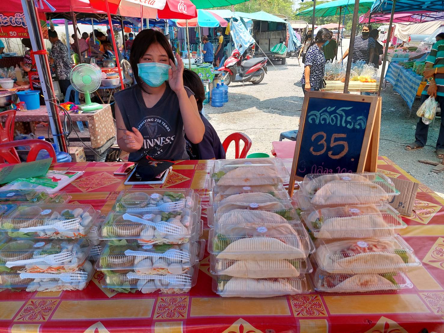 ? พช.นครนายก สำรวจติดตามการจำหน่ายสินค้าผลิตภัณฑ์ชุมชนช่วงเทศกาลสงกรานต์ ตลาดประชารัฐคนไทยยิ้มได้ วัดจุฬาภรณ์วราราม ?