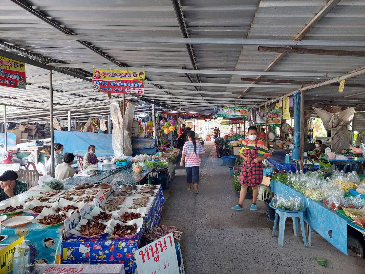 ? พช.นครนายก สำรวจติดตามการจำหน่ายสินค้าผลิตภัณฑ์ชุมชนช่วงเทศกาลสงกรานต์ ตลาดประชารัฐคนไทยยิ้มได้ วัดจุฬาภรณ์วราราม ?