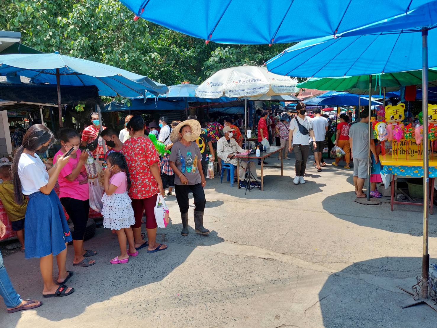 ? พช.นครนายก สำรวจติดตามการจำหน่ายสินค้าผลิตภัณฑ์ชุมชนช่วงเทศกาลสงกรานต์ ตลาดประชารัฐคนไทยยิ้มได้ วัดจุฬาภรณ์วราราม ?
