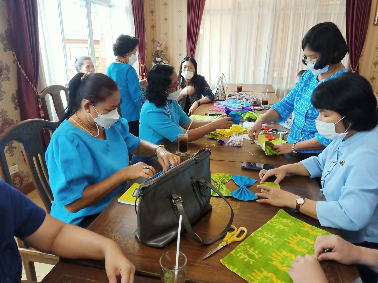 ? ? พช.นครนายก สนับสนุนและให้กำลังใจ คณะพัฒนาสตรีจังหวัด ประดิษฐ์ผีเสื้อ จากผ้าตามอัตลักษณ์ของจังหวัด เทิดพระเกียรติสมเด็จพระนางเจ้าสิริกิติ์ พระบรมราชินีนาถ พระบรมราชชนนีพันปีหลวง ? ?