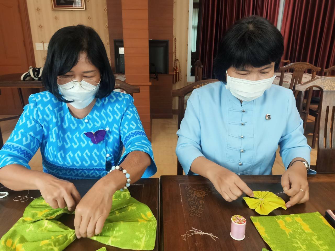 ? ? พช.นครนายก สนับสนุนและให้กำลังใจ คณะพัฒนาสตรีจังหวัด ประดิษฐ์ผีเสื้อ จากผ้าตามอัตลักษณ์ของจังหวัด เทิดพระเกียรติสมเด็จพระนางเจ้าสิริกิติ์ พระบรมราชินีนาถ พระบรมราชชนนีพันปีหลวง ? ?