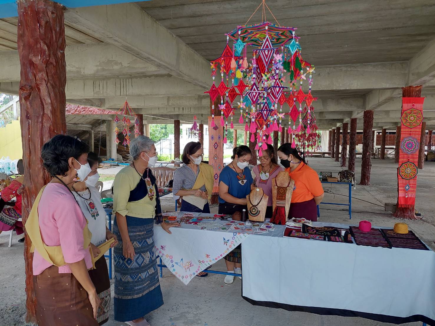 ? พัฒนาชุมชนจังหวัดนครนายก ติดตามการจัดทำตัวผีเสื้อประดิษฐ์ เทิดพระเกียรติสมเด็จพระนางเจ้าสิริกิต์ พระบรมราชินีนาถ พระบรมราชชนนีพันปีหลวง