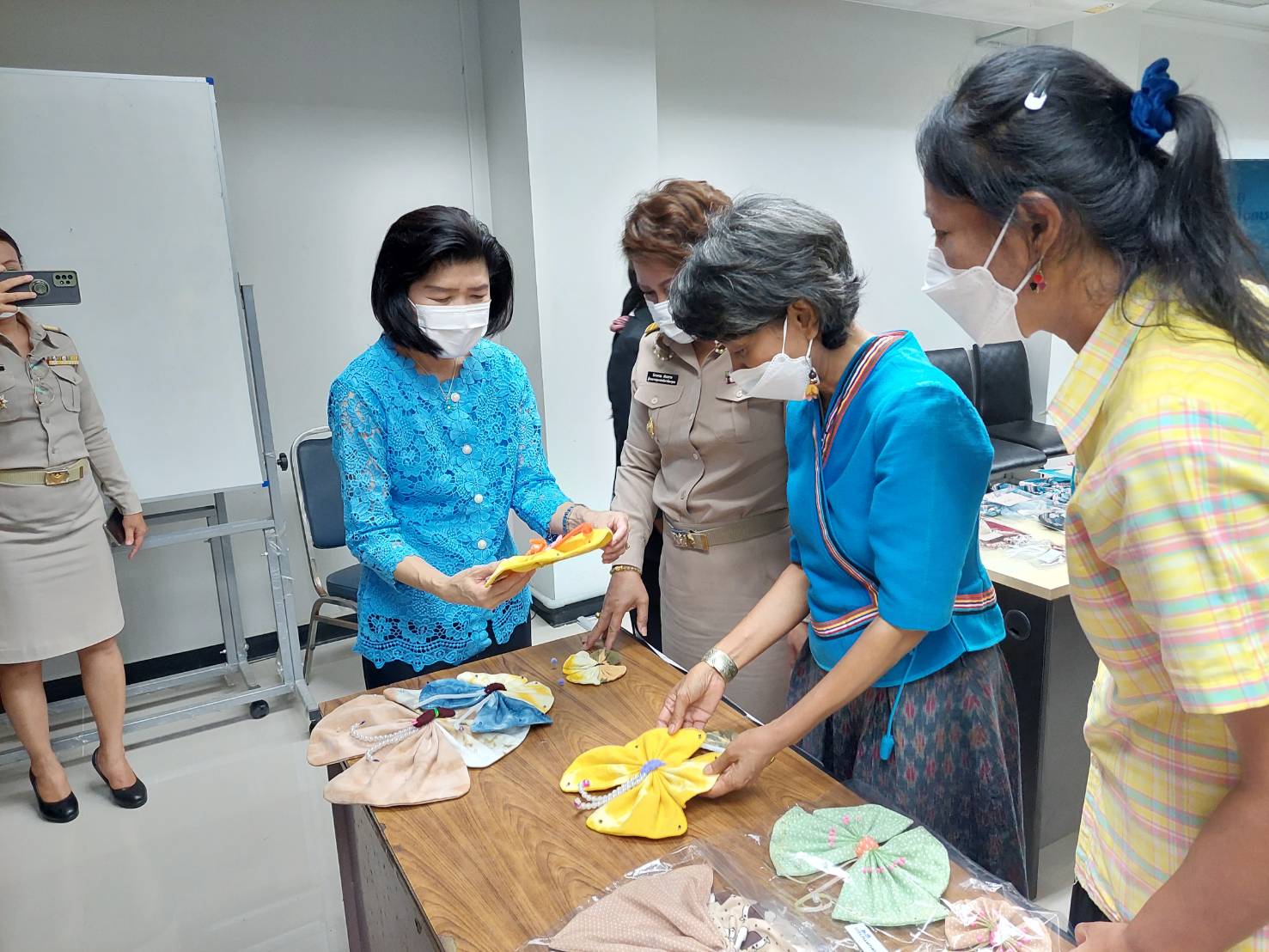 ? พช.นครนายก ร่วมคัดเลือกผีเสื้อประดิษฐ์ จากลายผ้าอัตลักษณ์ของจังหวัดนครนายก