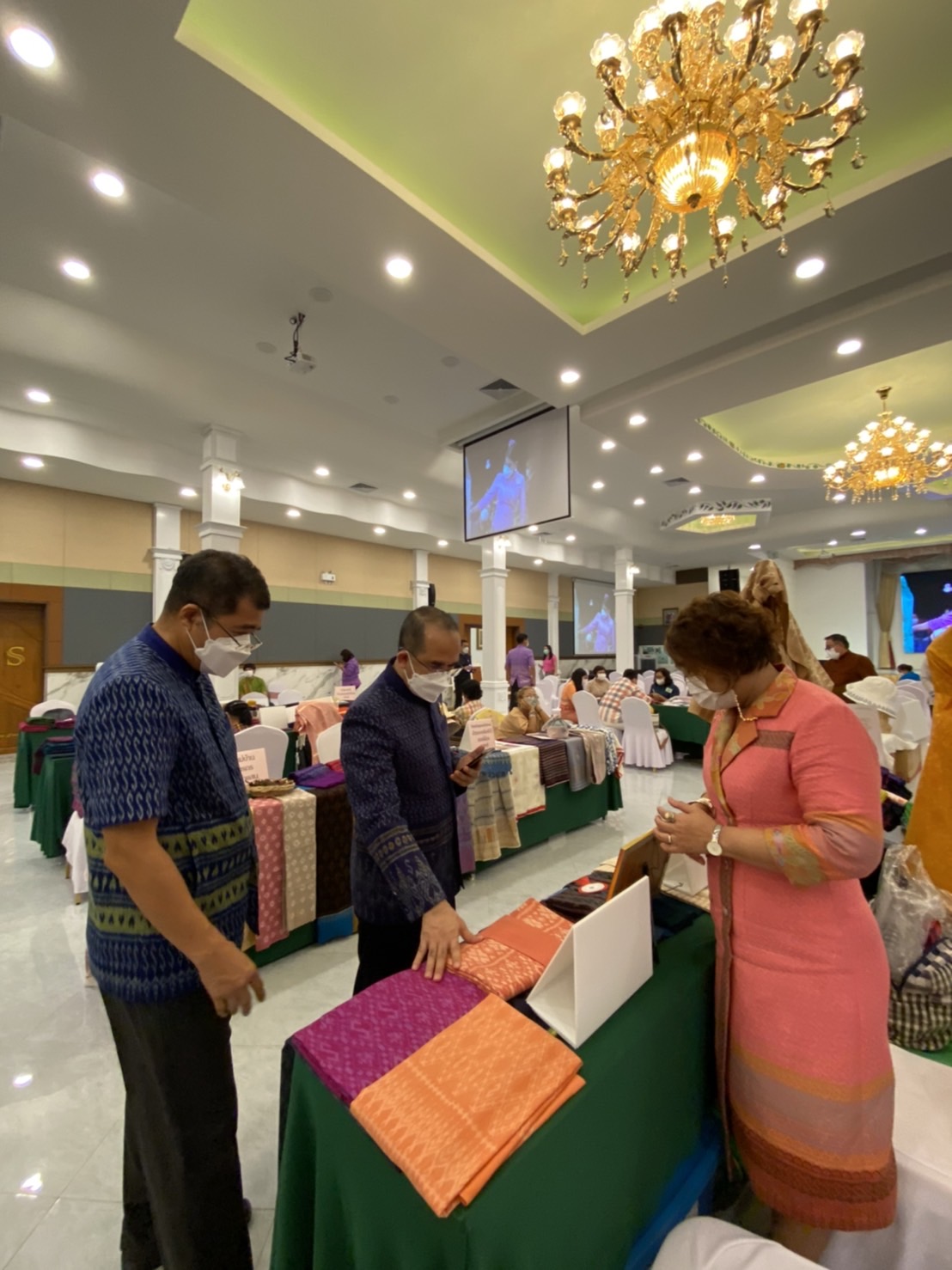 ?? พช.นครนายก ร่วมโครงการพัฒนาศักยภาพและเพิ่มช่องทางการตลาดให้กับผู้ประกอบการ OTOP ผ้าไทย (Coaching ผ้าขิตลายนารีรัตนราชกัญญา)