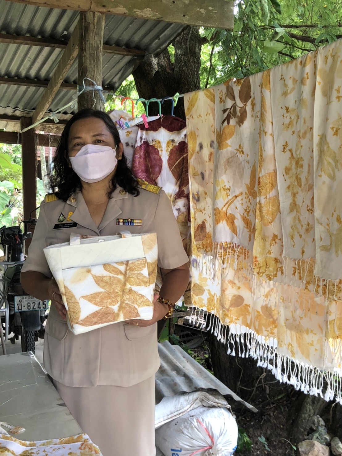 ? พช.นครนายก ขยายผลการพัฒนาผ้าไทยพื้นเมืองยัอมลายสีจากวัสดุธรรมชาติ