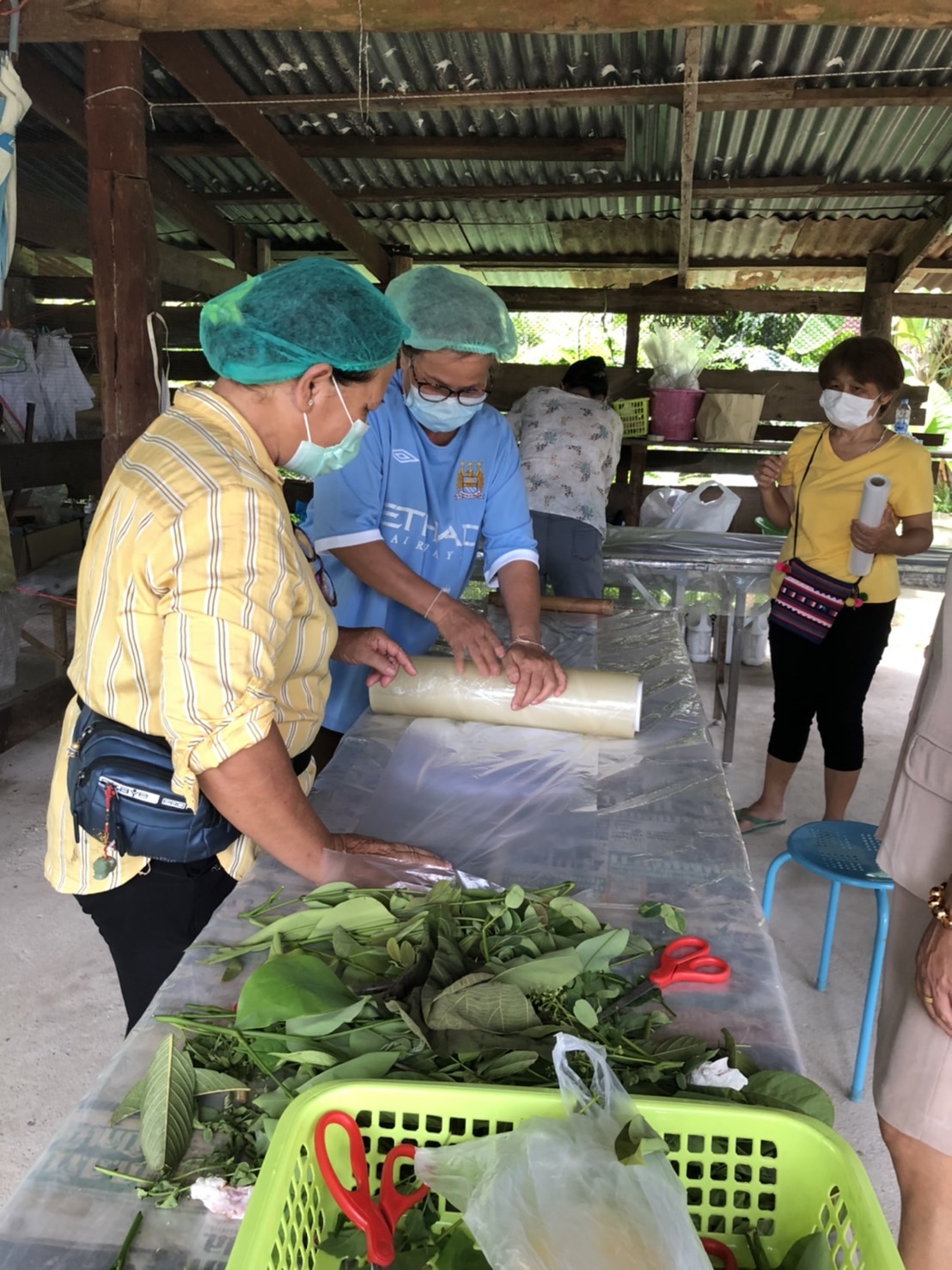 ? พช.นครนายก ขยายผลการพัฒนาผ้าไทยพื้นเมืองยัอมลายสีจากวัสดุธรรมชาติ