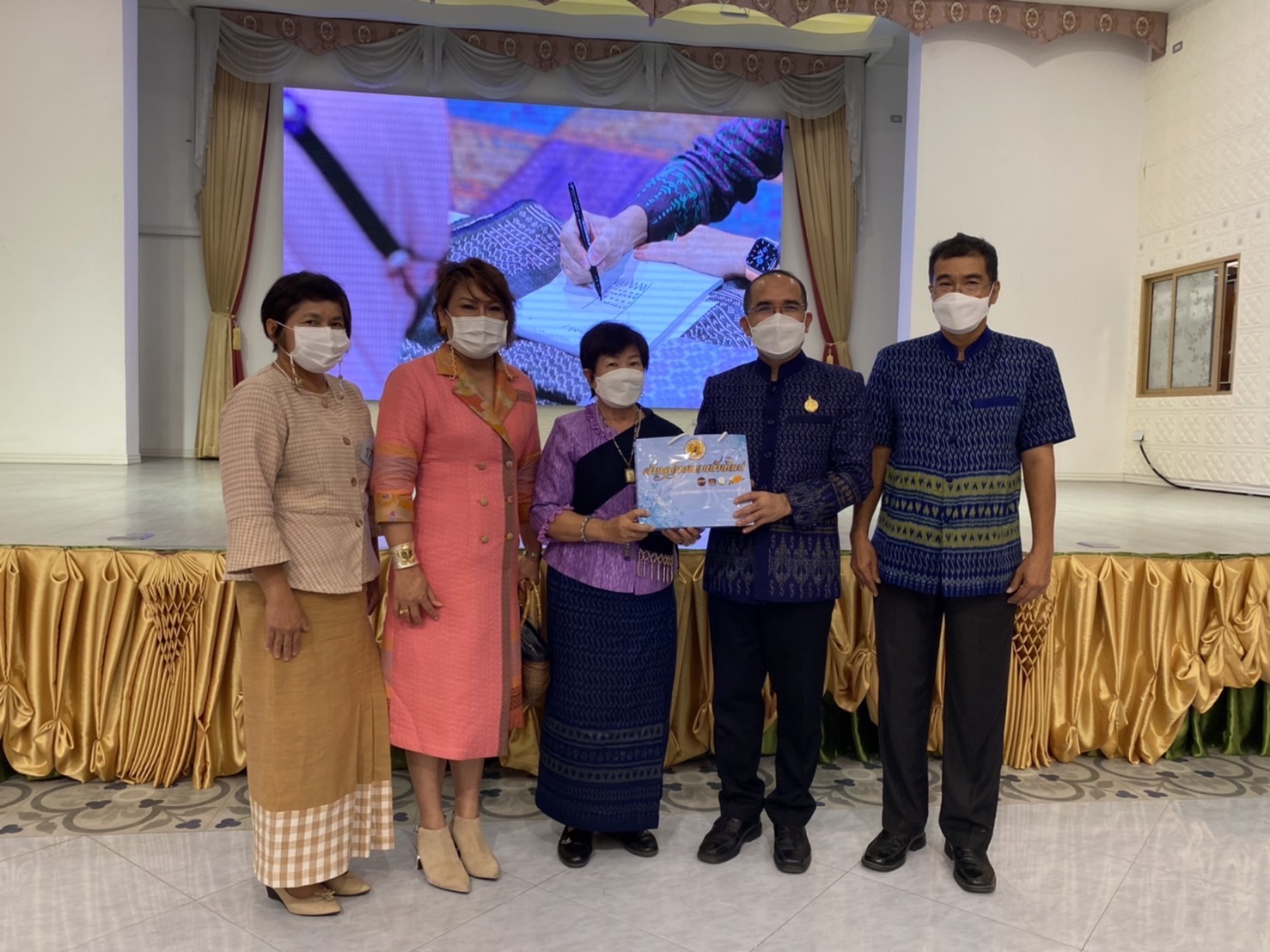 ?? พช.นครนายก ร่วมโครงการพัฒนาศักยภาพและเพิ่มช่องทางการตลาดให้กับผู้ประกอบการ OTOP ผ้าไทย (Coaching ผ้าขิตลายนารีรัตนราชกัญญา)