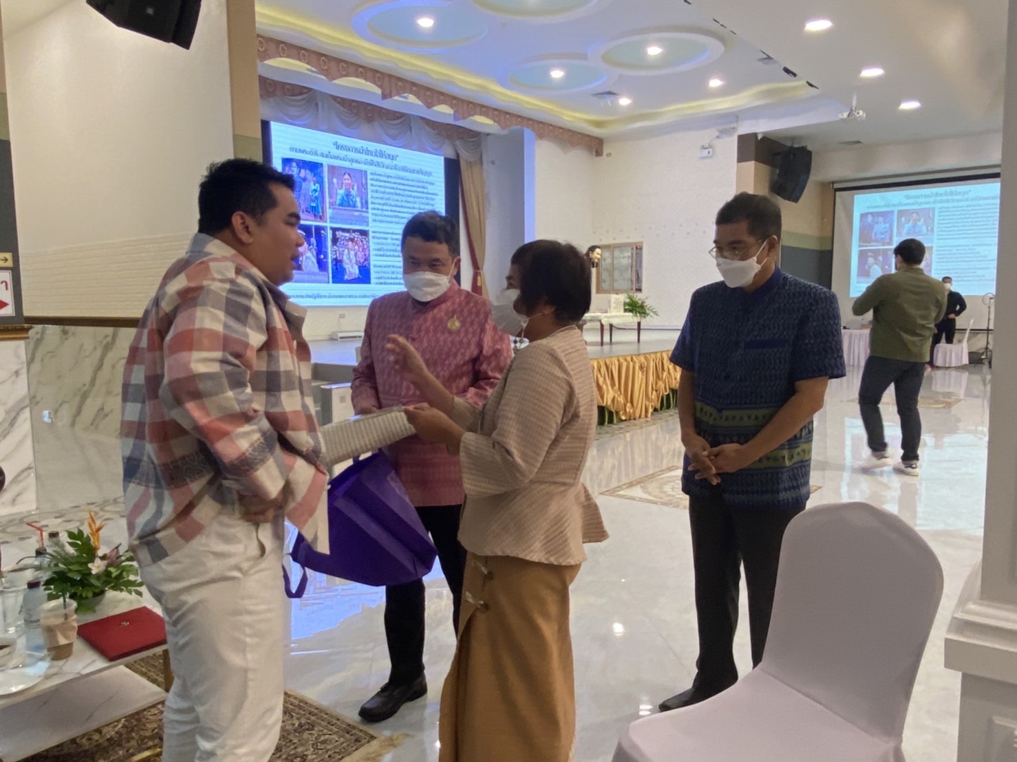 ?? พช.นครนายก ร่วมโครงการพัฒนาศักยภาพและเพิ่มช่องทางการตลาดให้กับผู้ประกอบการ OTOP ผ้าไทย (Coaching ผ้าขิตลายนารีรัตนราชกัญญา)