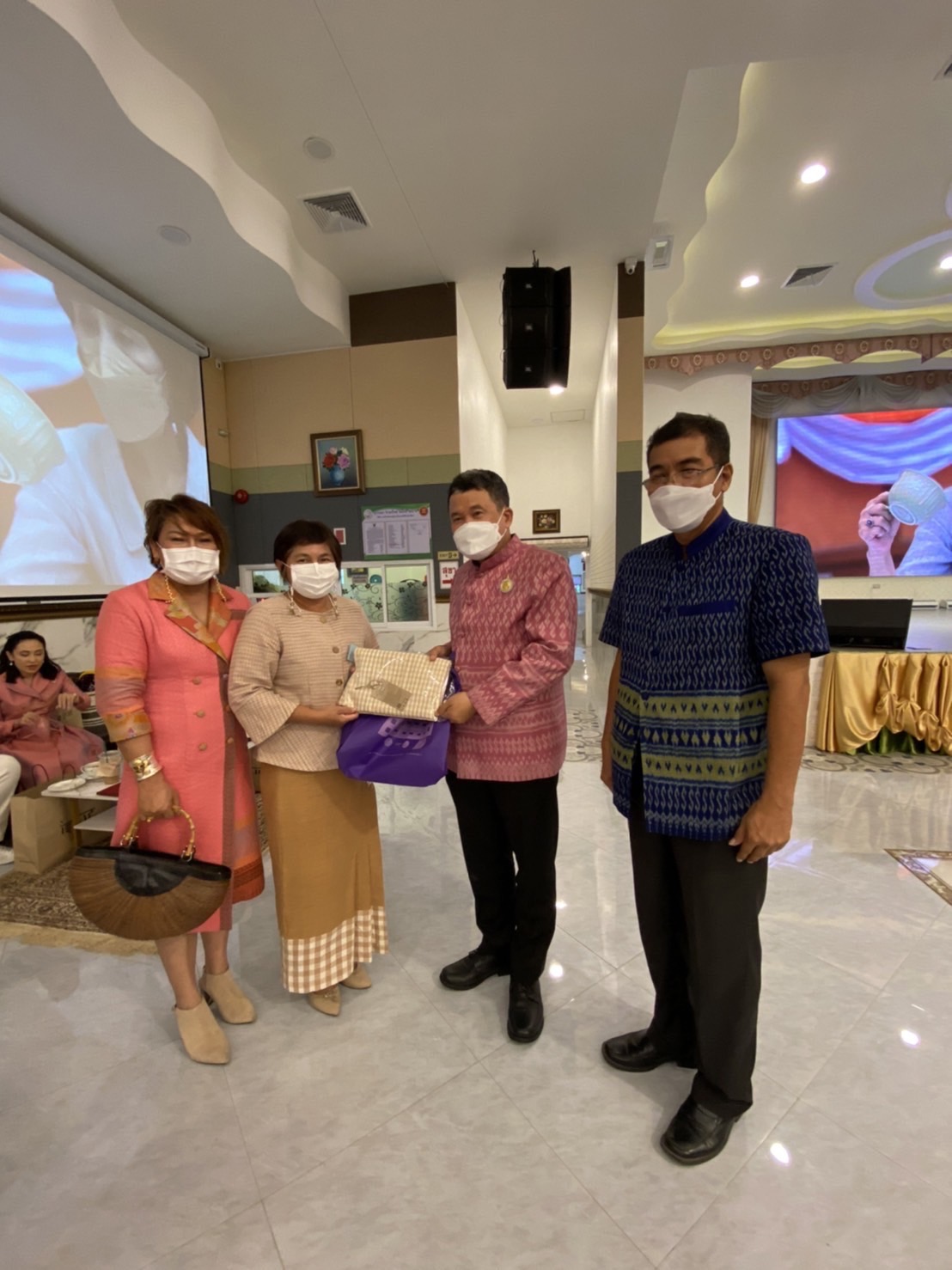 ?? พช.นครนายก ร่วมโครงการพัฒนาศักยภาพและเพิ่มช่องทางการตลาดให้กับผู้ประกอบการ OTOP ผ้าไทย (Coaching ผ้าขิตลายนารีรัตนราชกัญญา)