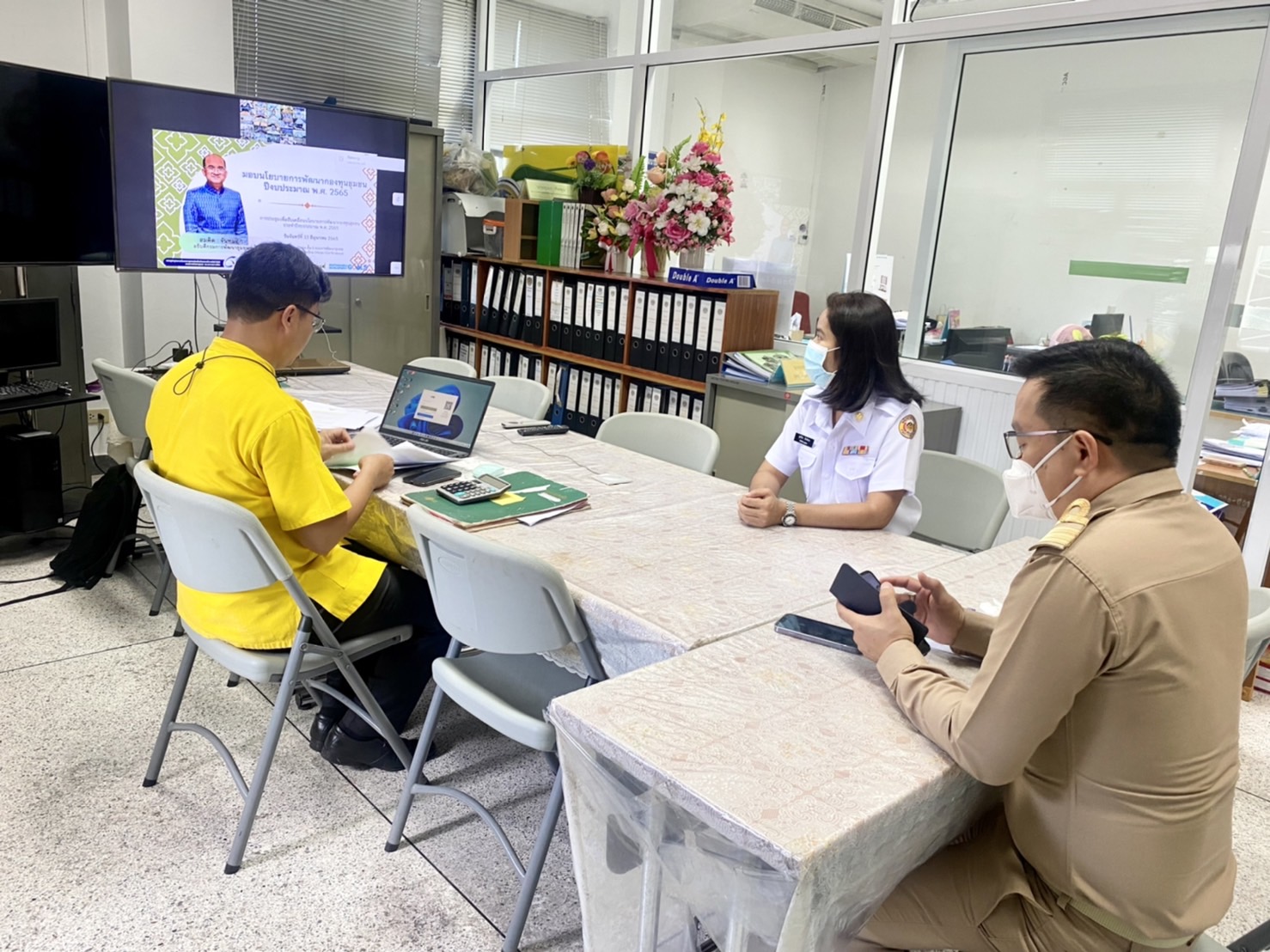 ??พช.นครนายก ร่วมรับฟังการมอบนโยบายการพัฒนากองทุนชุมชน ประจำปีงบประมาณ พ.ศ. 2565  ผ่านระบบ Video Conference