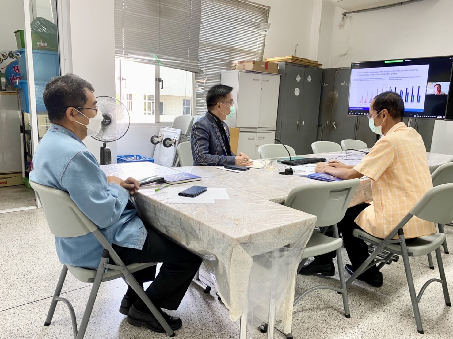 ??พช.นครนายก ร่วมรับฟังการเสวนาแลกเปลี่ยนประสบการณ์ ในหัวข้อ “สนทนาความยากจนในชนบทไทย” ผ่านระบบ Zoom Cloud Meeting