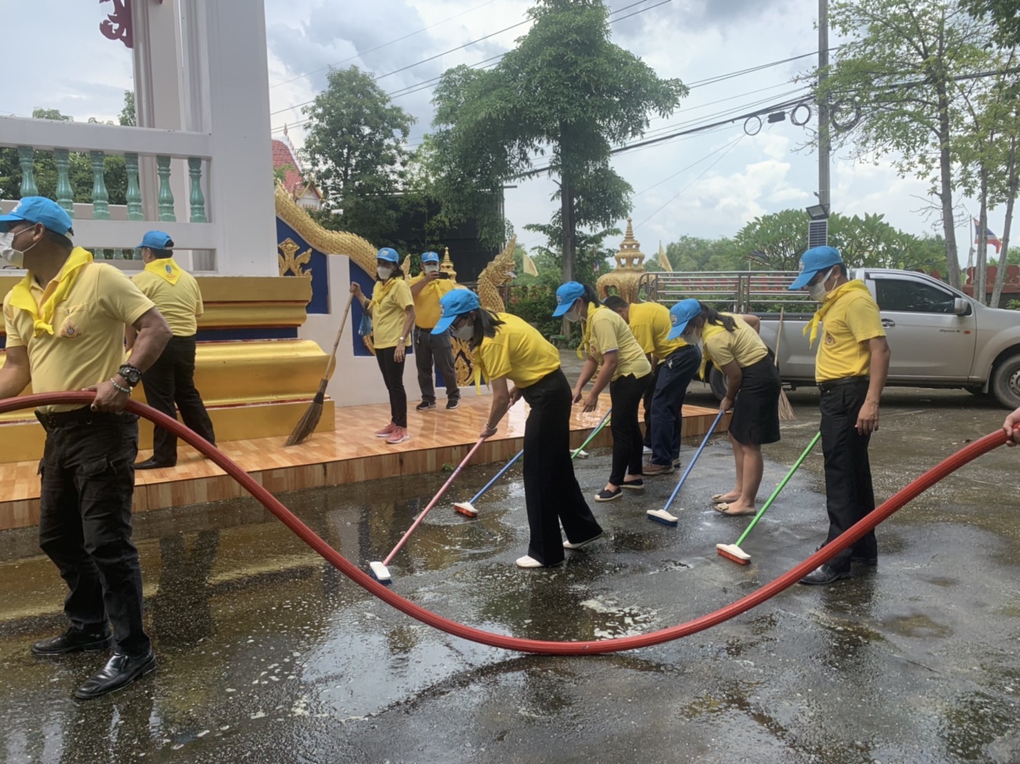 ??พช.นครนายก ร่วมกิจกรรมจิตอาสา เพื่อสนับสนุนการดำเนินงานโคก หนอง นา โมเดล วัดดงละคร