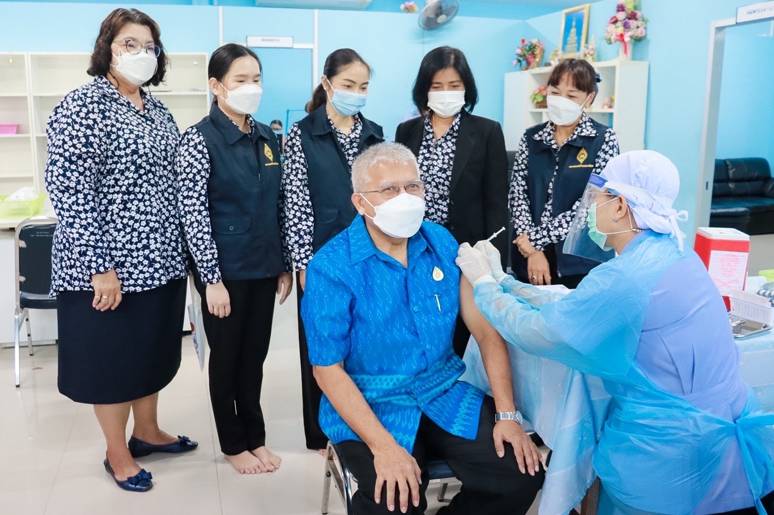 ??พช.นครนายก ร่วมฉีดวัคซีนโควิด -19 เข็มกระตุ้น