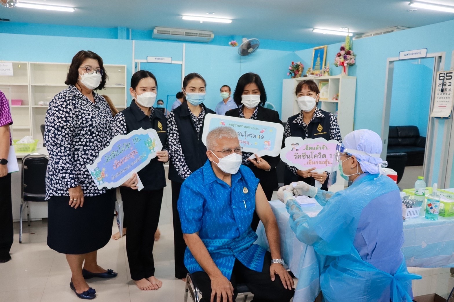 ??พช.นครนายก ร่วมฉีดวัคซีนโควิด -19 เข็มกระตุ้น