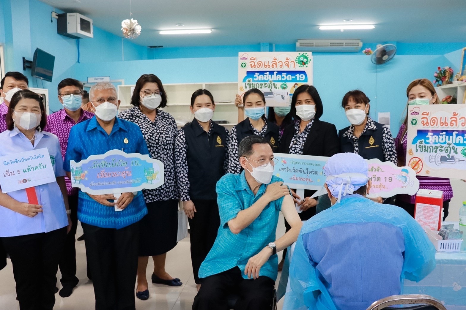 ??พช.นครนายก ร่วมฉีดวัคซีนโควิด -19 เข็มกระตุ้น