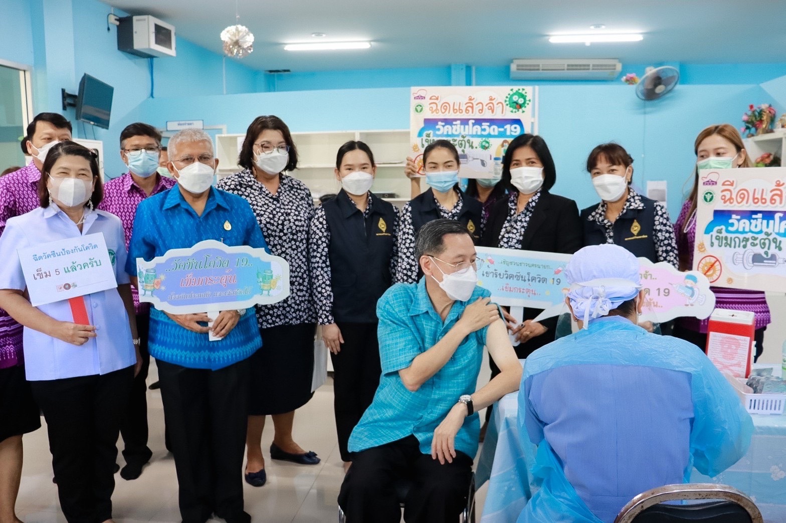 ??พช.นครนายก ร่วมฉีดวัคซีนโควิด -19 เข็มกระตุ้น