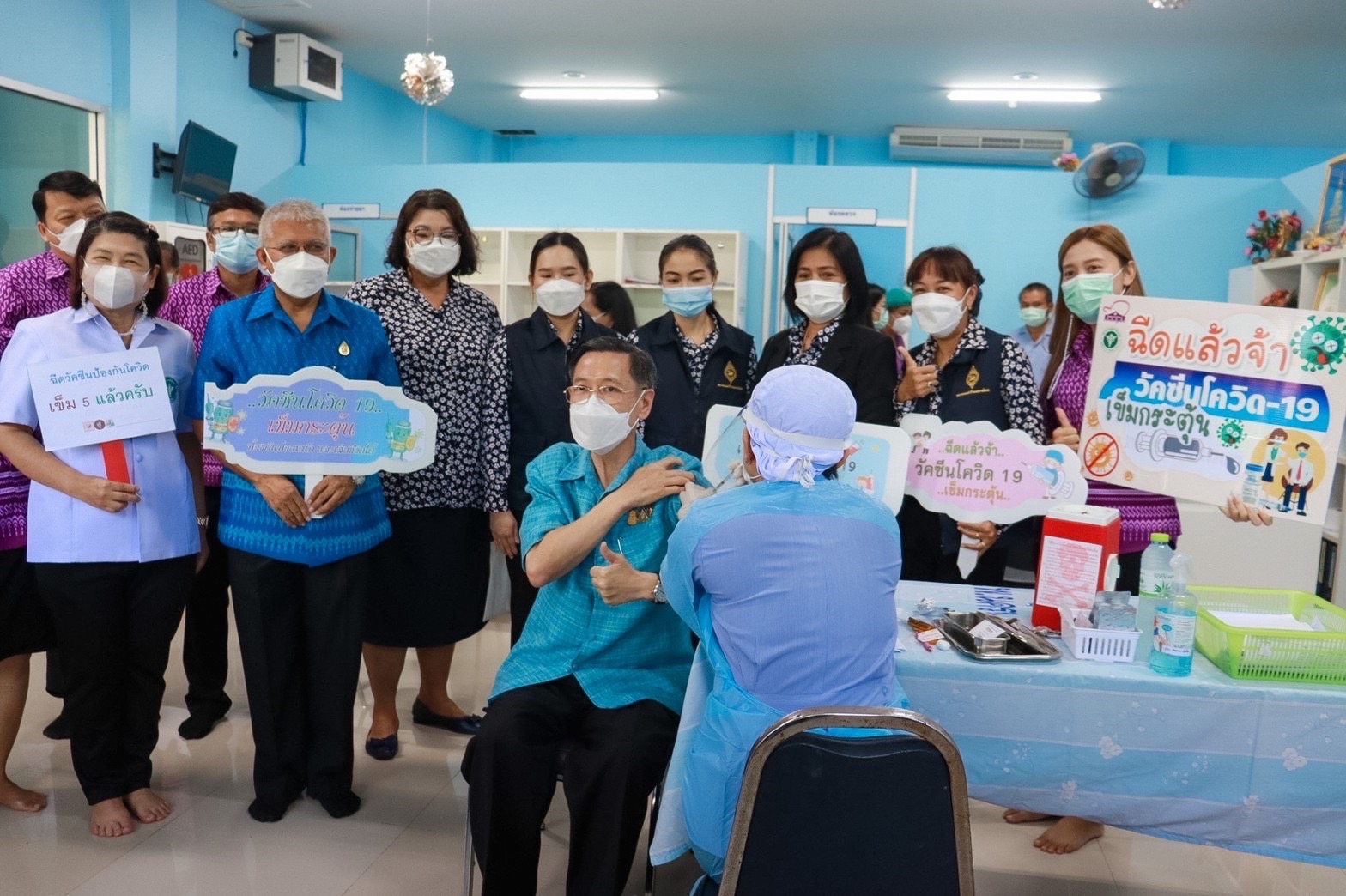 ??พช.นครนายก ร่วมฉีดวัคซีนโควิด -19 เข็มกระตุ้น