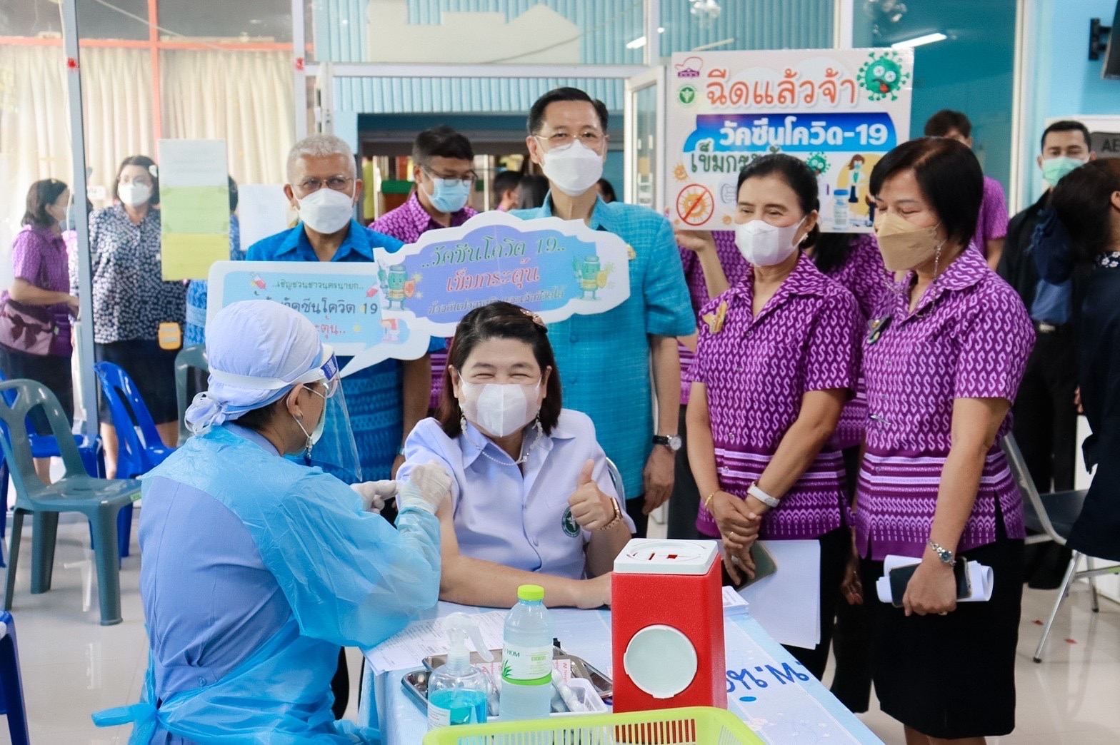 ??พช.นครนายก ร่วมฉีดวัคซีนโควิด -19 เข็มกระตุ้น
