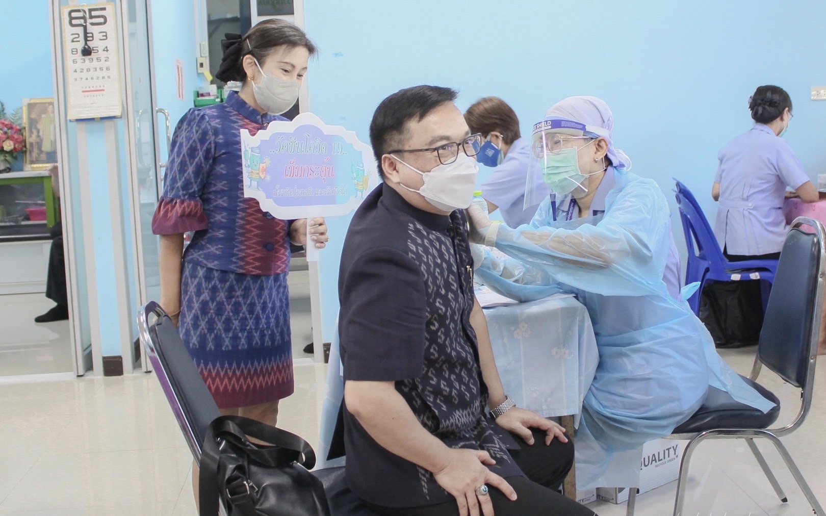 ??พช.นครนายก ร่วมฉีดวัคซีนโควิด -19 เข็มกระตุ้น