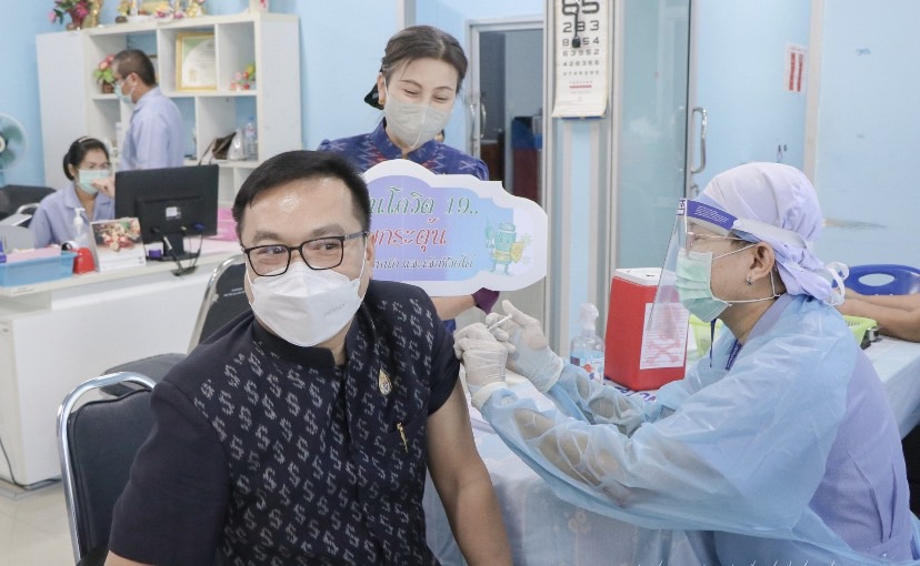 ??พช.นครนายก ร่วมฉีดวัคซีนโควิด -19 เข็มกระตุ้น