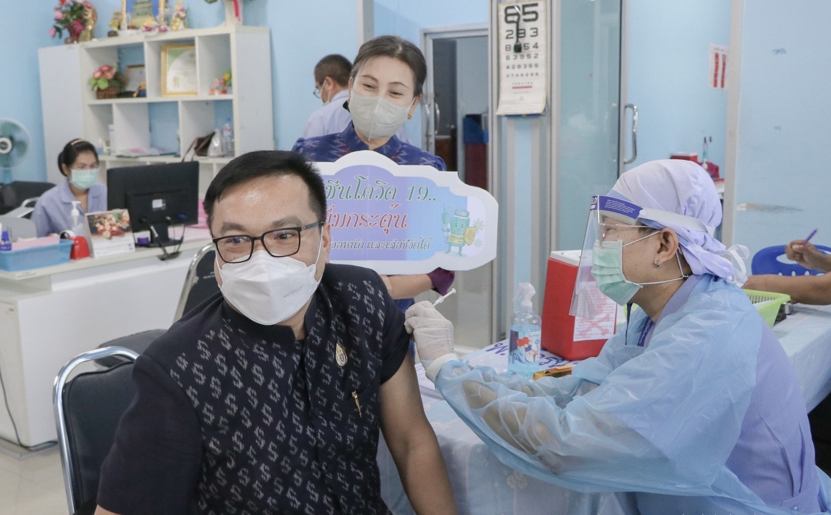 ??พช.นครนายก ร่วมฉีดวัคซีนโควิด -19 เข็มกระตุ้น