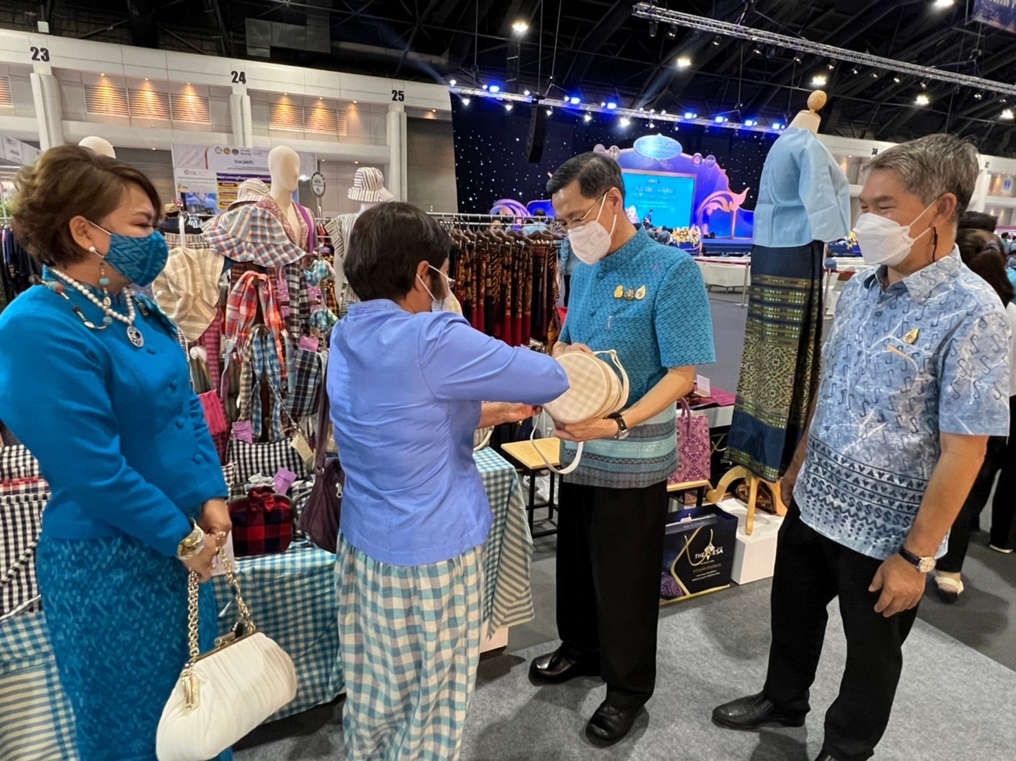 ??จังหวัดนครนายก ร่วมพิธีเปิดงาน OTOP ศิลปาชีพ ประทีปไทย OTOP ก้าวไกล ด้วยพระบารมี