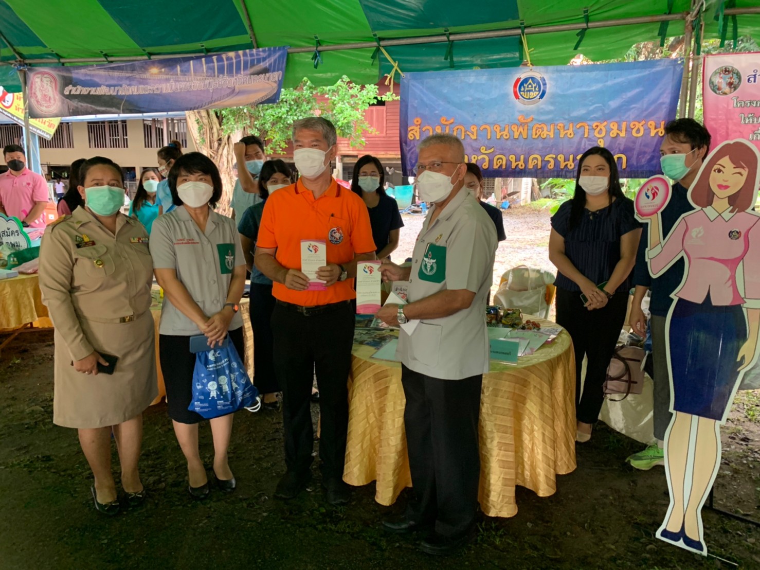 ??พช.นครนายก ร่วมโครงการ ” หน่วยบำบัดทุกข์ บำรุงสุข สร้างรอยยิ้มและความปรองดองสมานฉันท์ให้ประชาชนจังหวัดนครนายก” ครั้งที่ 11/2565