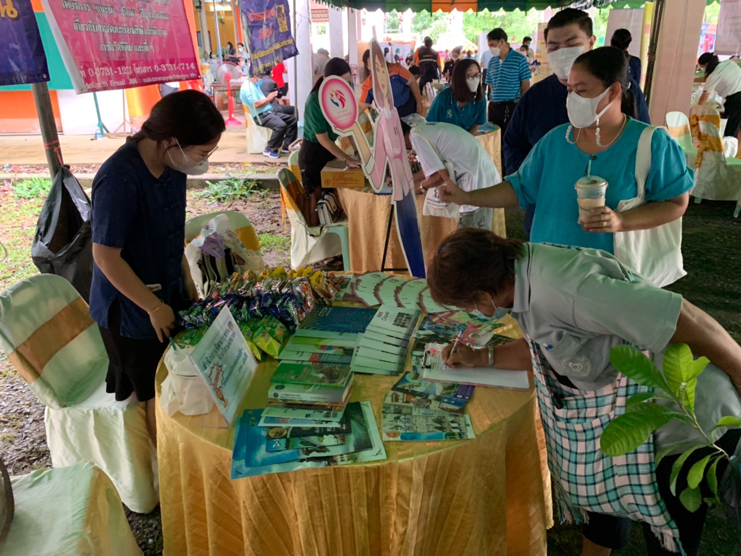 ??พช.นครนายก ร่วมโครงการ ” หน่วยบำบัดทุกข์ บำรุงสุข สร้างรอยยิ้มและความปรองดองสมานฉันท์ให้ประชาชนจังหวัดนครนายก” ครั้งที่ 11/2565