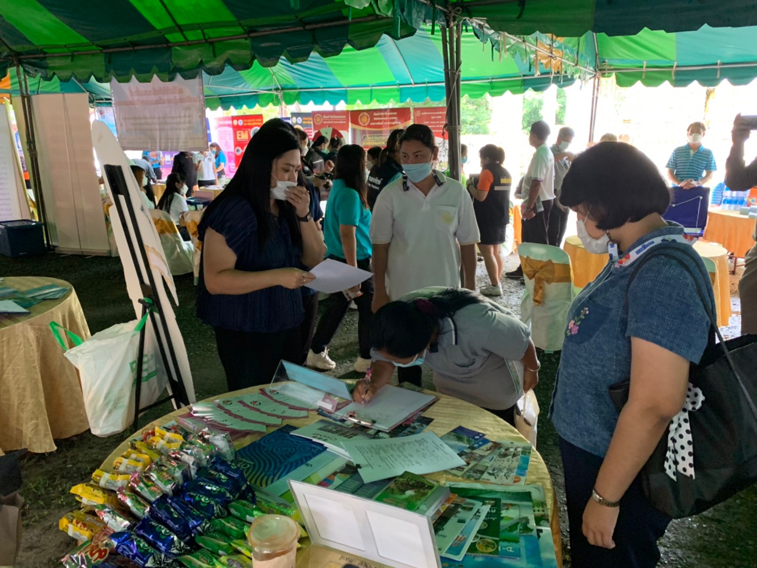 ??พช.นครนายก ร่วมโครงการ ” หน่วยบำบัดทุกข์ บำรุงสุข สร้างรอยยิ้มและความปรองดองสมานฉันท์ให้ประชาชนจังหวัดนครนายก” ครั้งที่ 11/2565