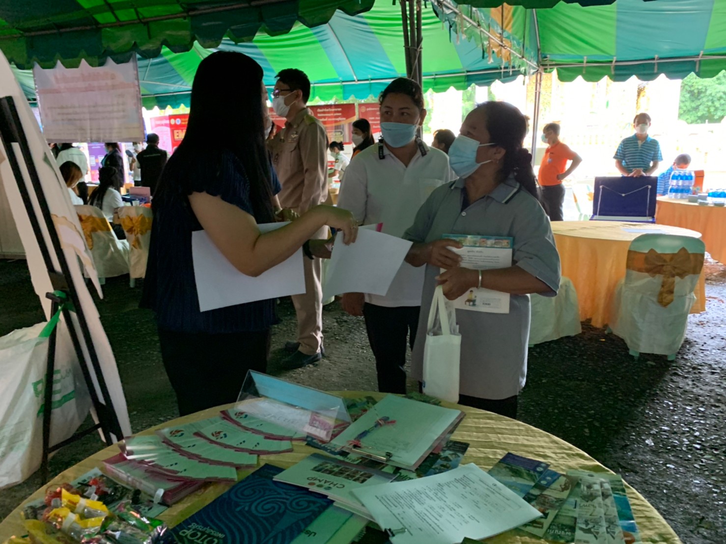 ??พช.นครนายก ร่วมโครงการ ” หน่วยบำบัดทุกข์ บำรุงสุข สร้างรอยยิ้มและความปรองดองสมานฉันท์ให้ประชาชนจังหวัดนครนายก” ครั้งที่ 11/2565