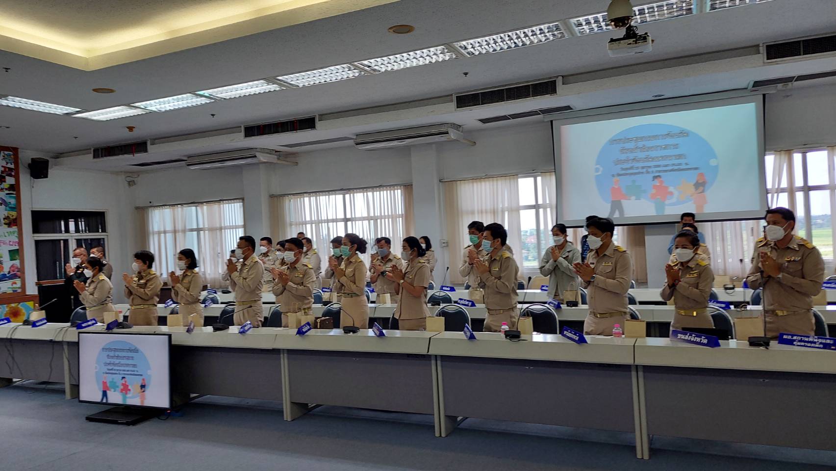 พช.นครนายก นำเสนอผลการดำเนินงานการขับเคลื่อนศูนย์อำนวยการขจัดความยากจนและพัฒนาคนทุกช่วงวัยอย่างยั่งยืนตามหลักปรัชญาเศรษฐกิจพอเพียงในการประชุมกรมการจังหวัดนครนายก ประจำเดือนตุลาคม 2565