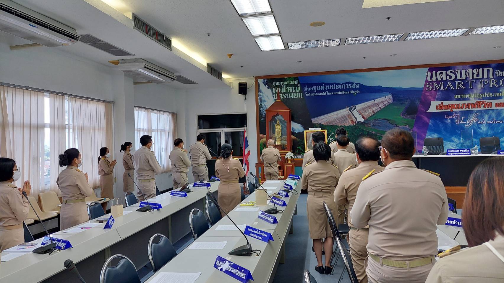พช.นครนายก นำเสนอผลการดำเนินงานการขับเคลื่อนศูนย์อำนวยการขจัดความยากจนและพัฒนาคนทุกช่วงวัยอย่างยั่งยืนตามหลักปรัชญาเศรษฐกิจพอเพียงในการประชุมกรมการจังหวัดนครนายก ประจำเดือนตุลาคม 2565