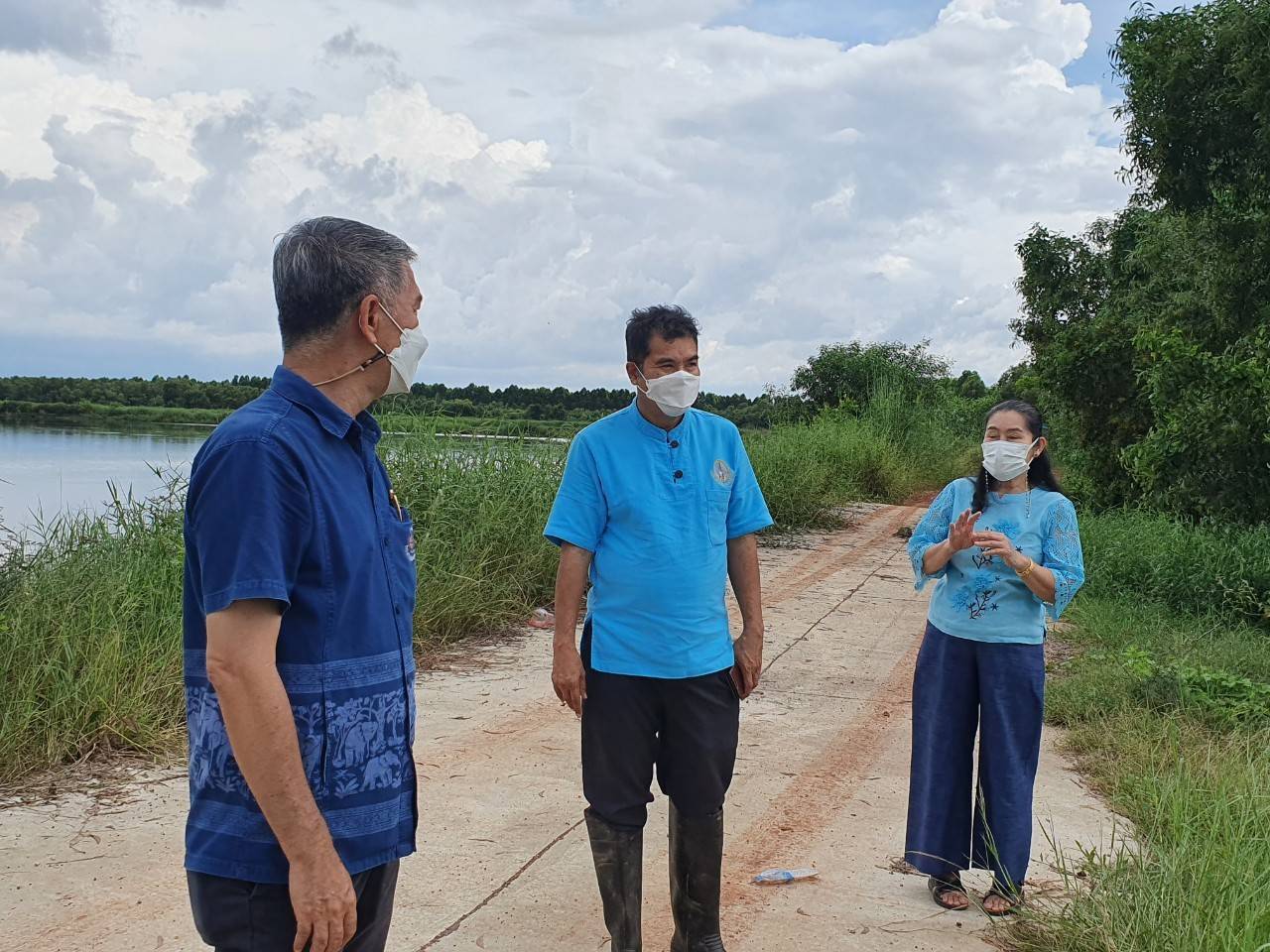 พช.นครนายก ลงพื้นที่ตรวจสอบพื้นที่ทุ่งบางกระชา โครงการสถาบันพัฒนาเศรษฐกิจพอเพียง กรมการพัฒนาชุมชน