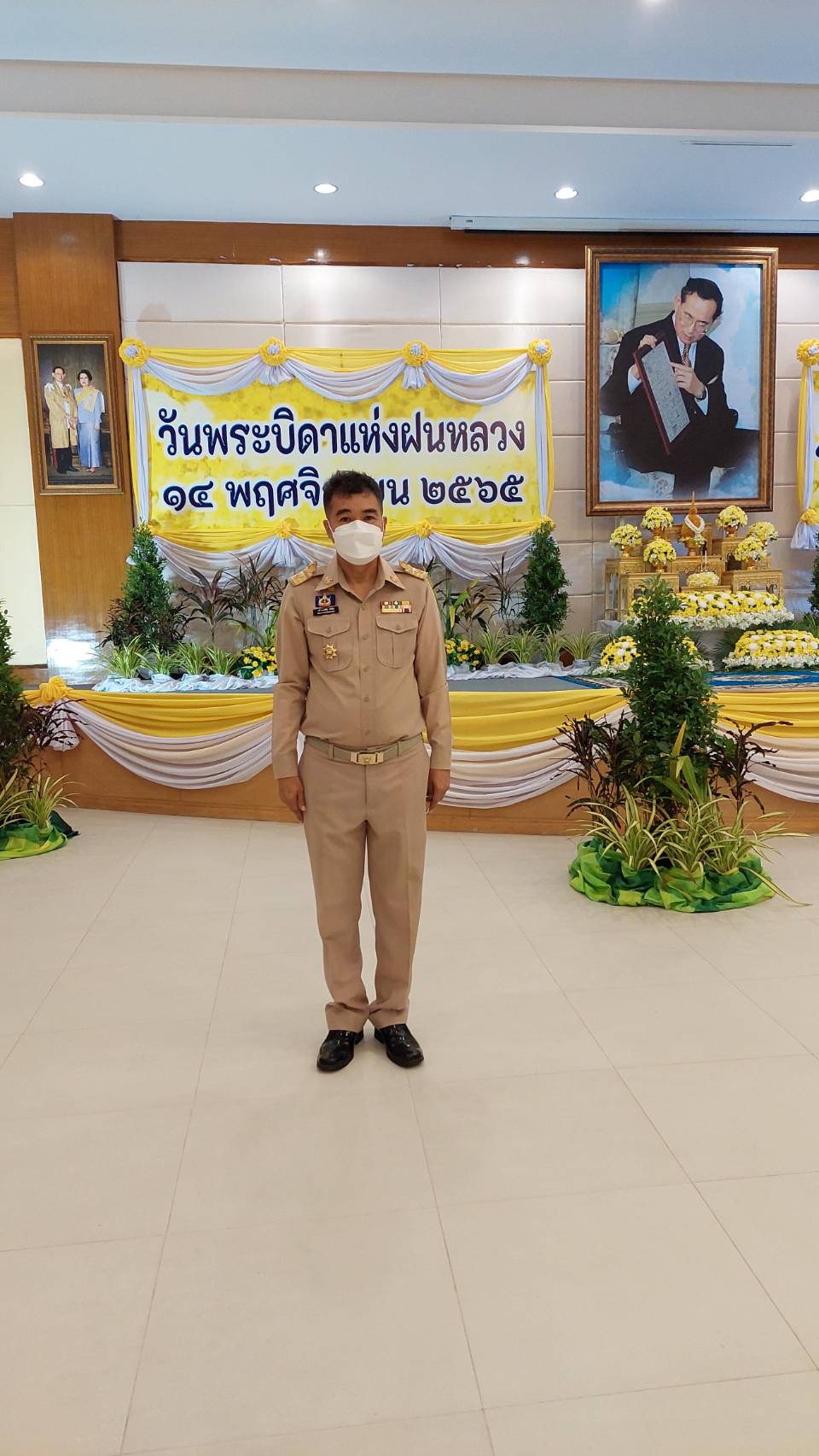 ??พช.นครนายกร่วมพิธีถวายราชสักการะวางพานพุ่มดอกไม้สดเนื่องในวันพระบิดาแห่งฝนหลวง