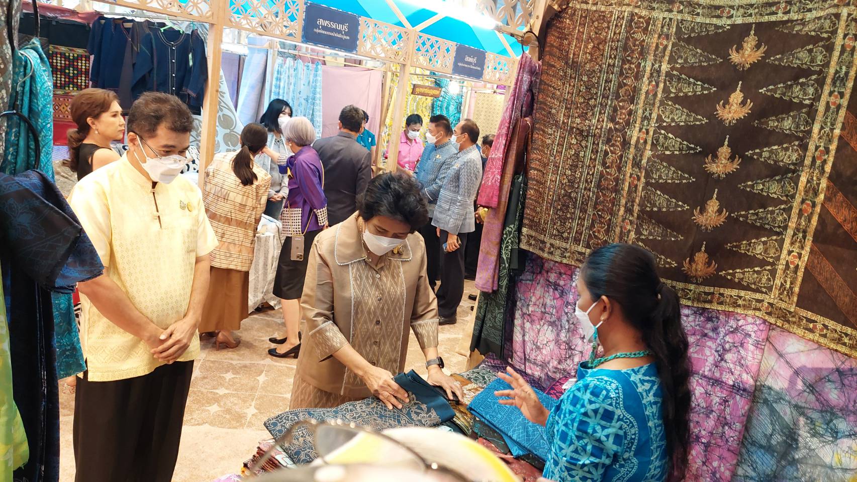 ??พช.นครนายก ร่วมชมนิทรรศการเฉลิมพระเกียรติ โครงการเทศกาลไหมไทย (Thai silk Festival2022)