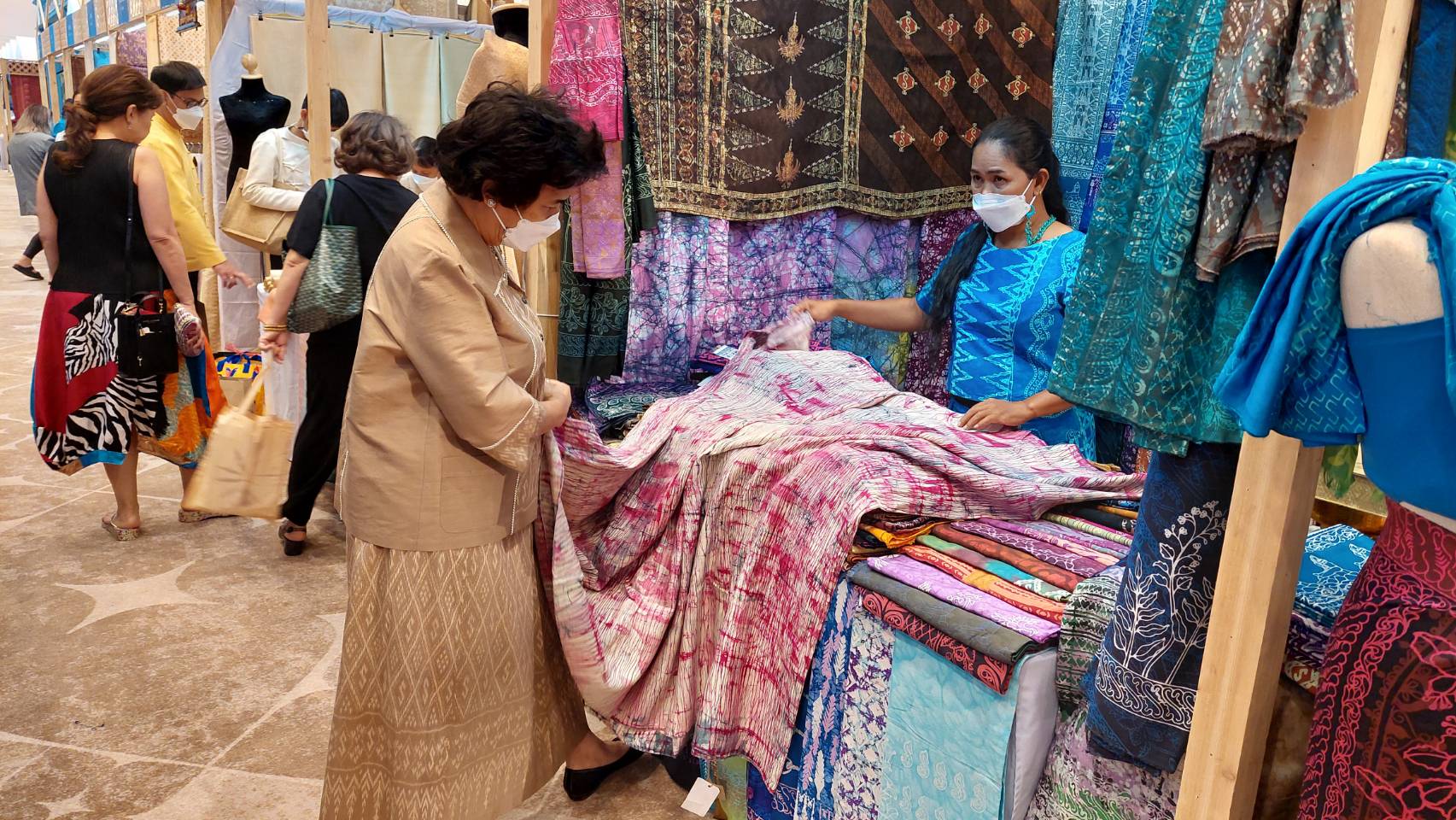 ??พช.นครนายก ร่วมชมนิทรรศการเฉลิมพระเกียรติ โครงการเทศกาลไหมไทย (Thai silk Festival2022)