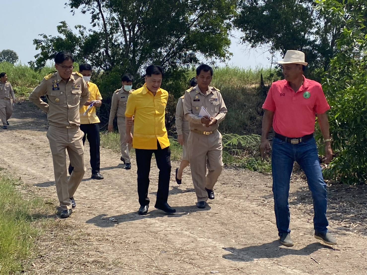 ผู้ว่าราชการจังหวัดนครนายก นำทีมลงพื้นที่อำเภอองครักษ์ สำรวจพื้นที่แปลง “ทุ่งบางกระชา” เพื่อจัดตั้งเป็น “สถาบันเศรษฐกิจพอเพียงเพื่อการพัฒนาชุมชนอย่างยั่งยืน”