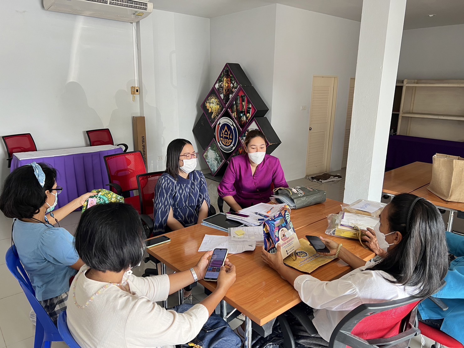 ?พช.นครนายก ประชุมผู้ผลิต ผู้ประกอบการ OTOP ประเภทผ้าและเครื่องแต่งกาย(ผ้าไทย)