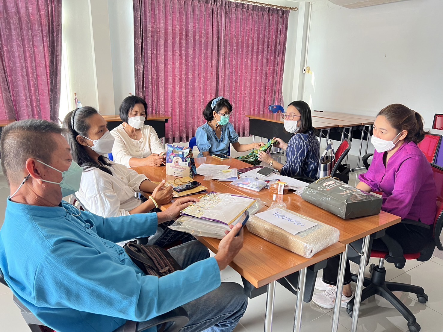 ?พช.นครนายก ประชุมผู้ผลิต ผู้ประกอบการ OTOP ประเภทผ้าและเครื่องแต่งกาย(ผ้าไทย)