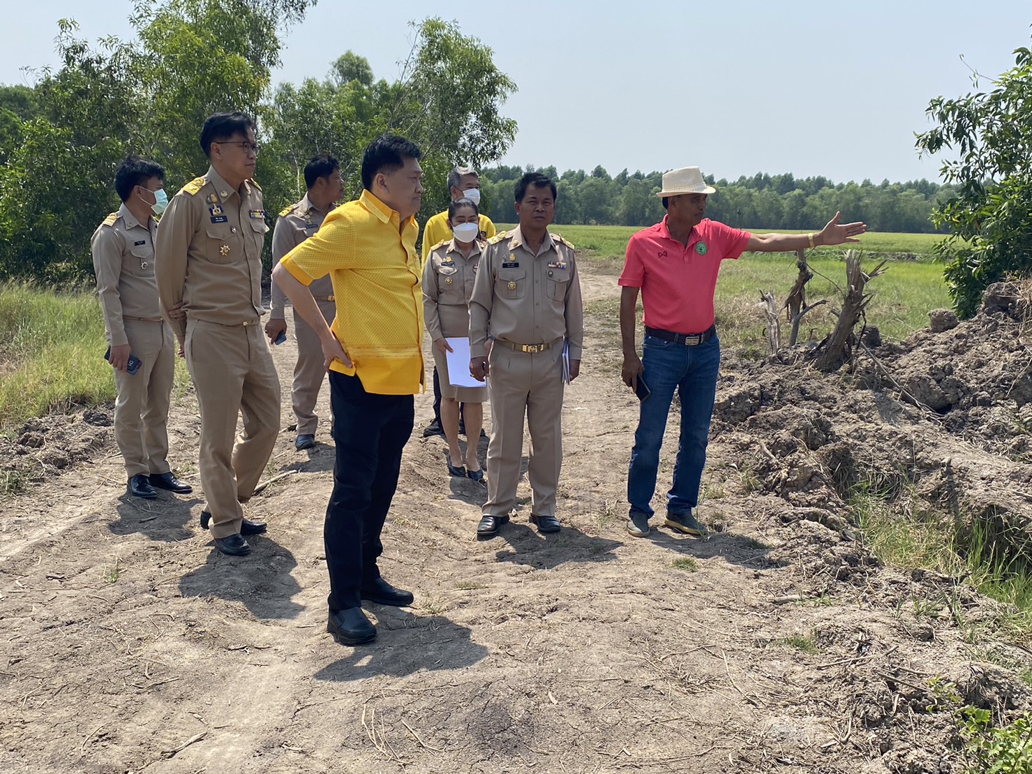 ผู้ว่าราชการจังหวัดนครนายก นำทีมลงพื้นที่อำเภอองครักษ์ สำรวจพื้นที่แปลง “ทุ่งบางกระชา” เพื่อจัดตั้งเป็น “สถาบันเศรษฐกิจพอเพียงเพื่อการพัฒนาชุมชนอย่างยั่งยืน”