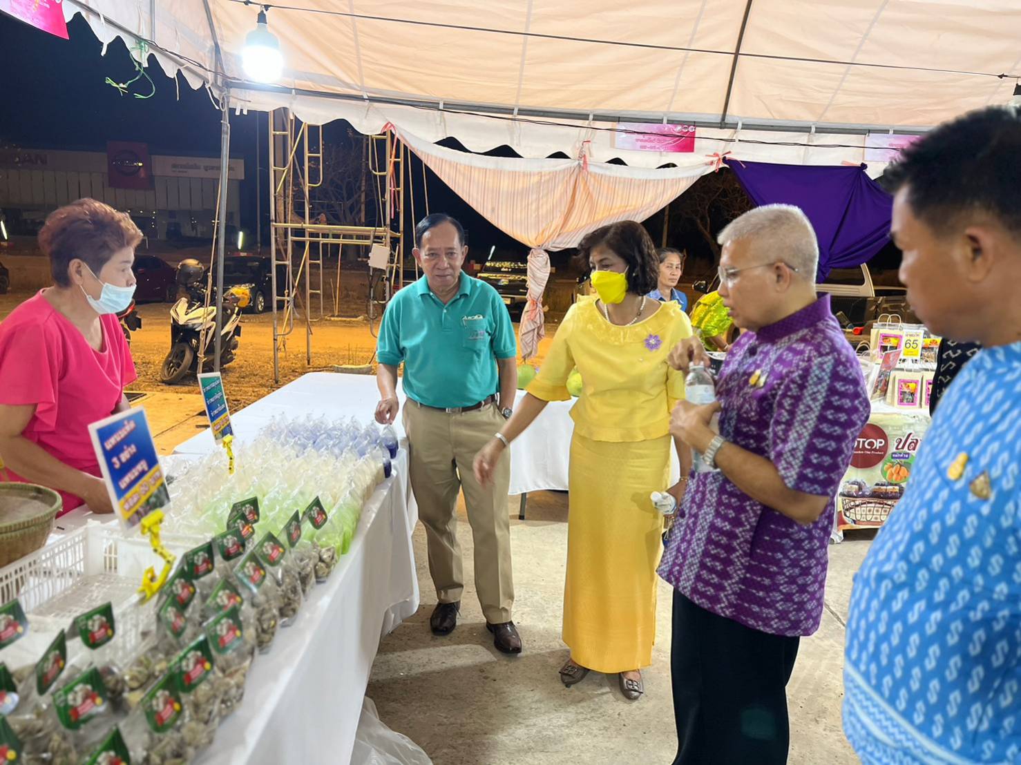 ?พช.นครนายก ร่วมจัดกิจกรรม งานมะยงชิด มะปรางหวาน และของดีนครนายก Fruit&Food Fest 2023?? “” ตามโครงการส่งเสริมช่องทางการตลาดของกลุ่มอาชีพสมาชิกกองทุนพัฒนาบทบาทสตรี ประจำปี 2566