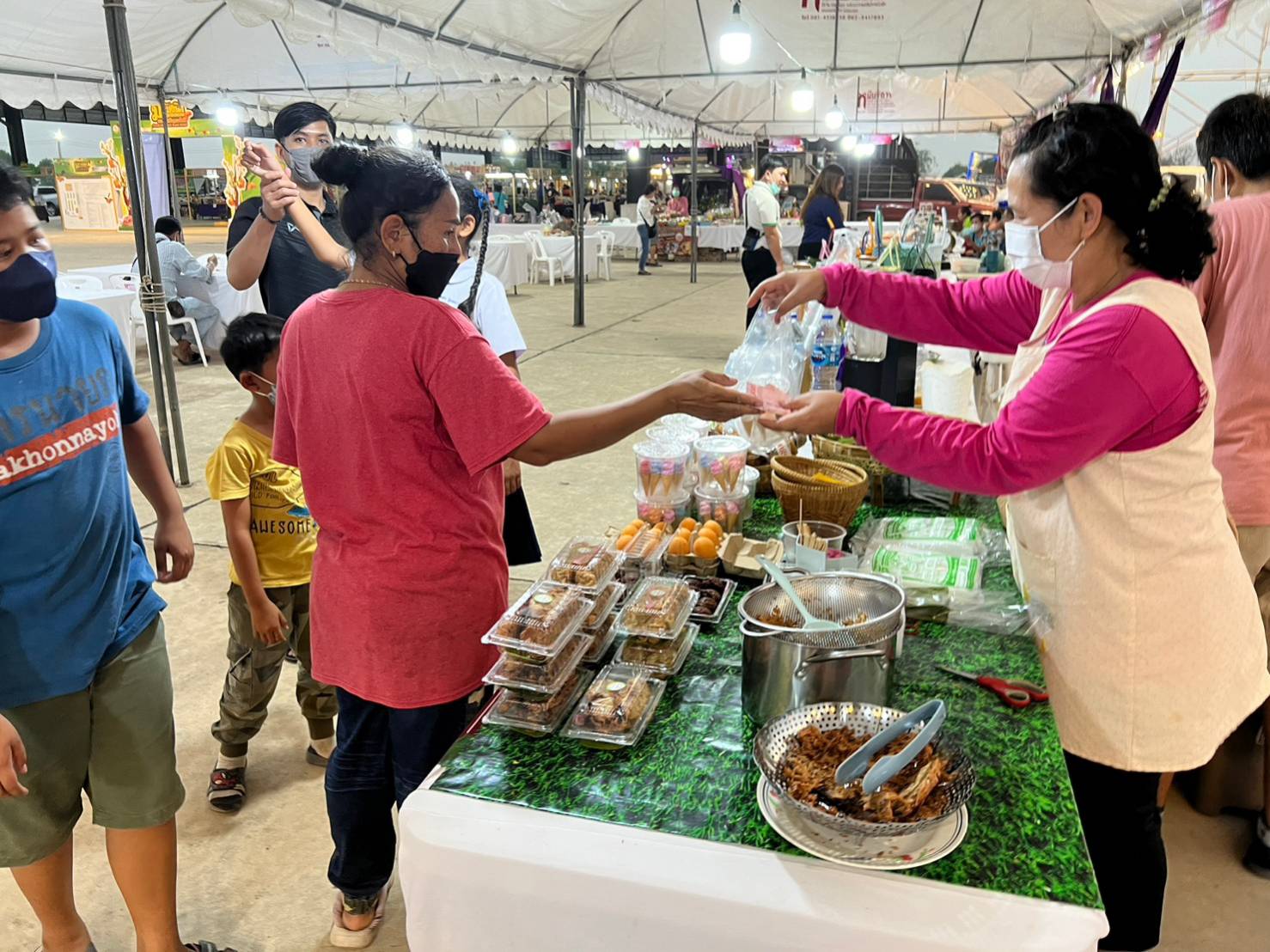 ?พช.นครนายก ร่วมจัดกิจกรรม งานมะยงชิด มะปรางหวาน และของดีนครนายก Fruit&Food Fest 2023?? “” ตามโครงการส่งเสริมช่องทางการตลาดของกลุ่มอาชีพสมาชิกกองทุนพัฒนาบทบาทสตรี ประจำปี 2566